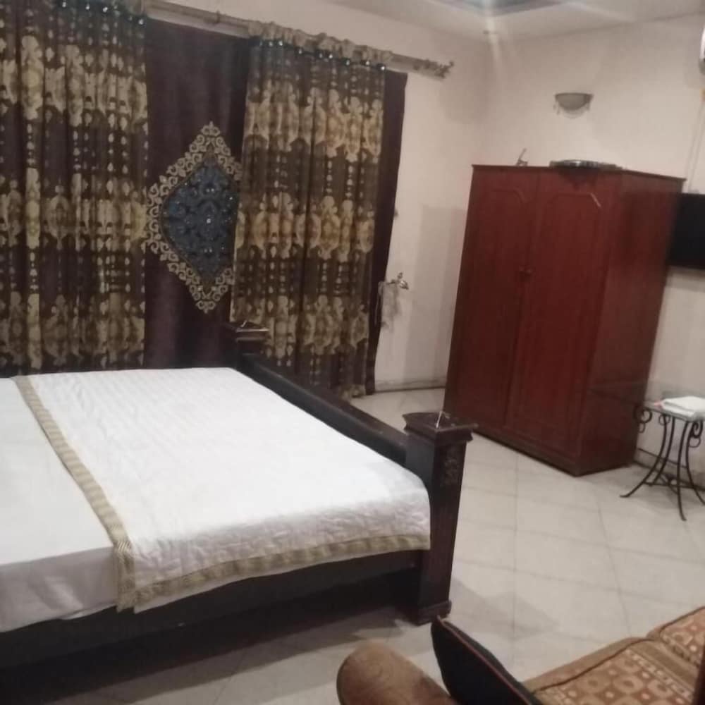 hotel versa apartment and lodges lahore