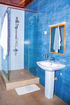 netluna villa hotel and tours