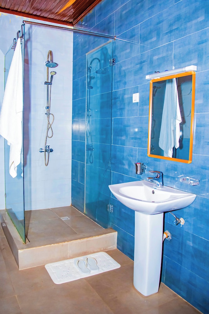 netluna villa hotel and tours