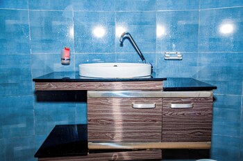 netluna villa hotel and tours