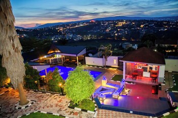 netluna villa hotel and tours