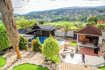 netluna villa hotel and tours