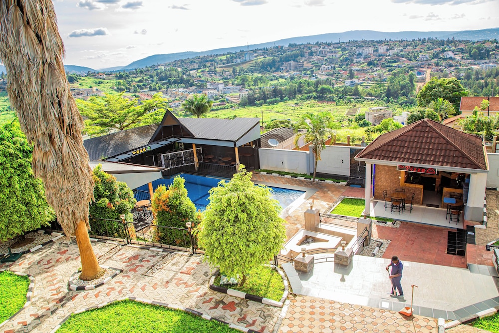 netluna villa hotel and tours