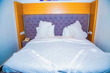 netluna villa hotel and tours