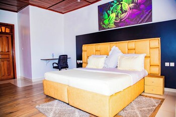 netluna villa hotel and tours