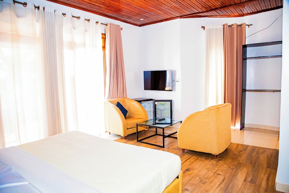 netluna villa hotel and tours