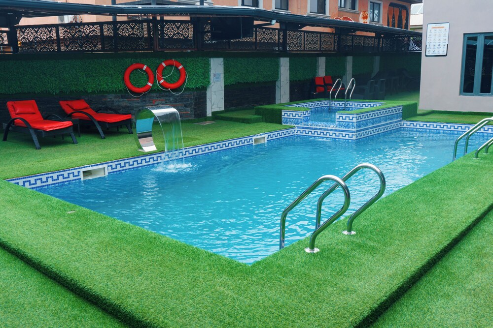 rolarz premium hotel and suites