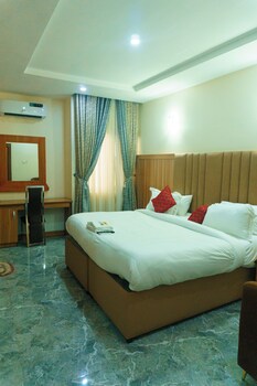 rolarz premium hotel and suites