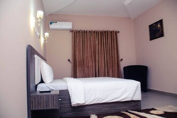 mo house hotel and event center