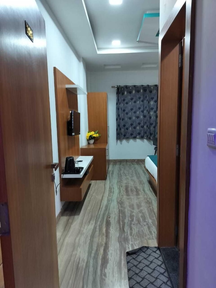 hotel brij palace and restaurant