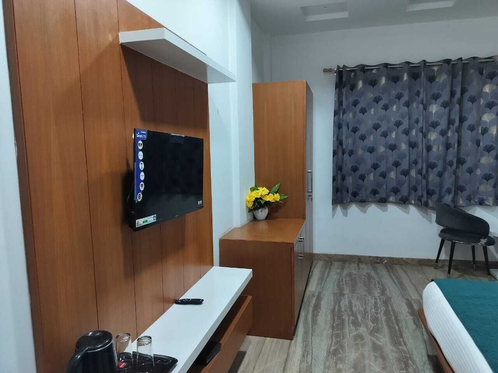 hotel brij palace and restaurant