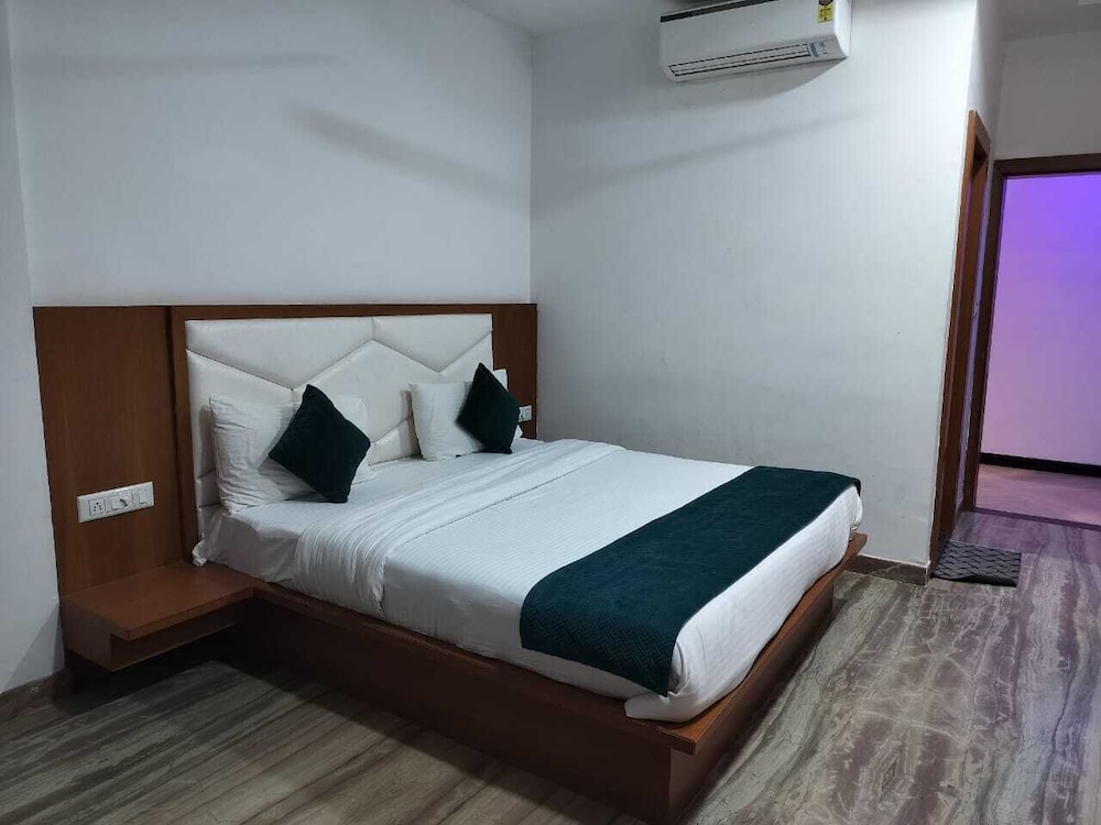 hotel brij palace and restaurant