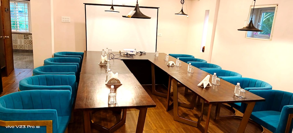 de crown luxury hotel