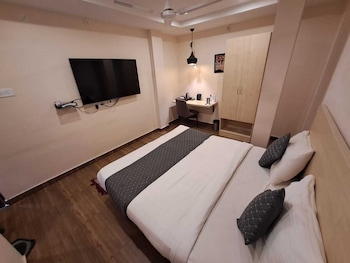 de crown luxury hotel