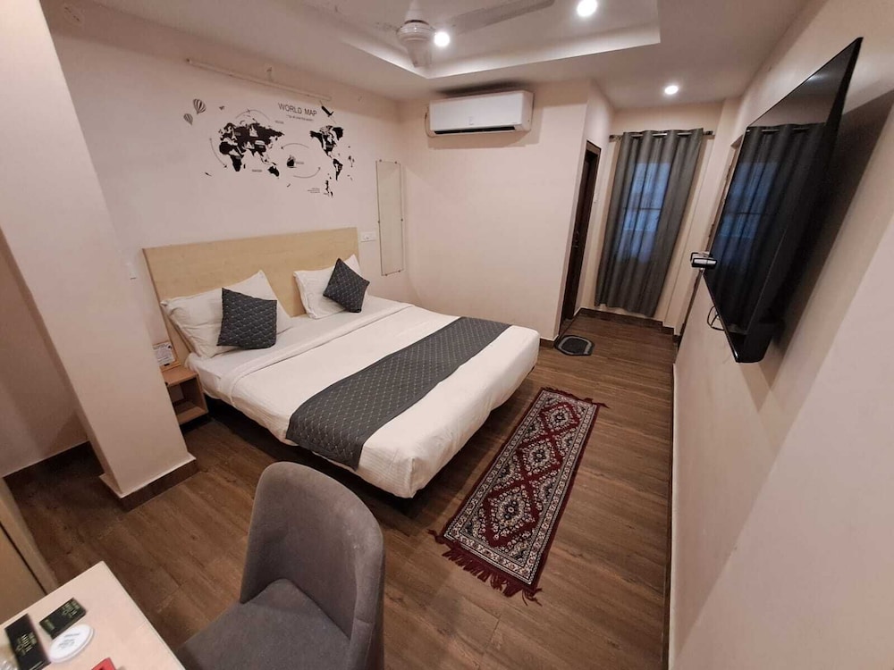 de crown luxury hotel