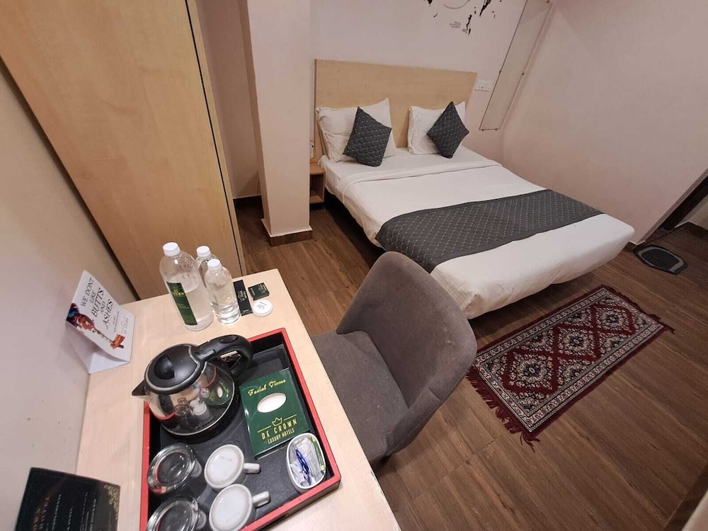 de crown luxury hotel