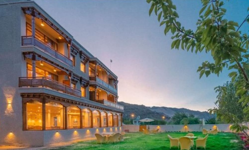 hotel mountain vibes