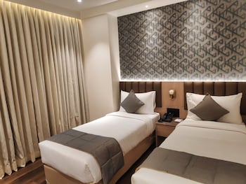 maxxvalue hotel midc