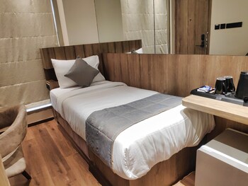 maxxvalue hotel midc