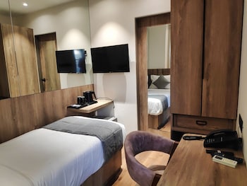 maxxvalue hotel midc