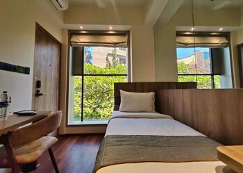 maxxvalue hotel midc