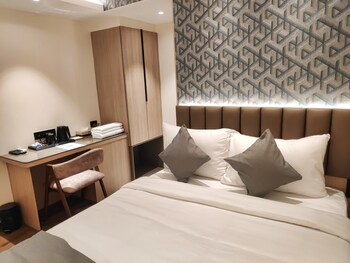 maxxvalue hotel midc