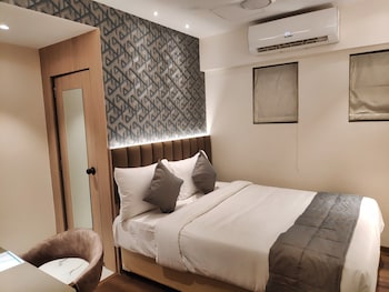 maxxvalue hotel midc
