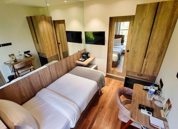 maxxvalue hotel midc