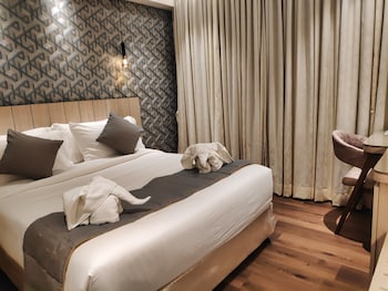 maxxvalue hotel midc