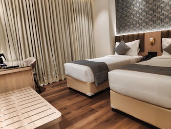 maxxvalue hotel midc