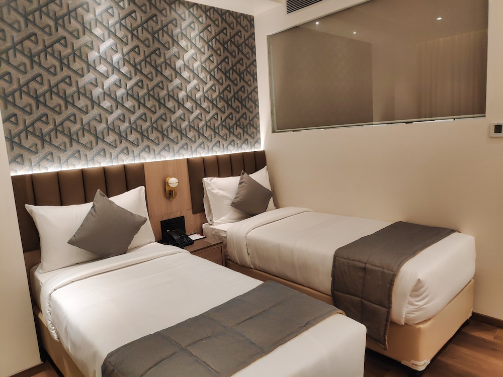 maxxvalue hotel midc