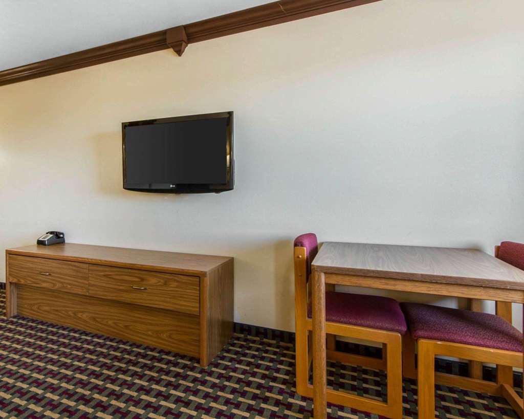 econo lodge madison east