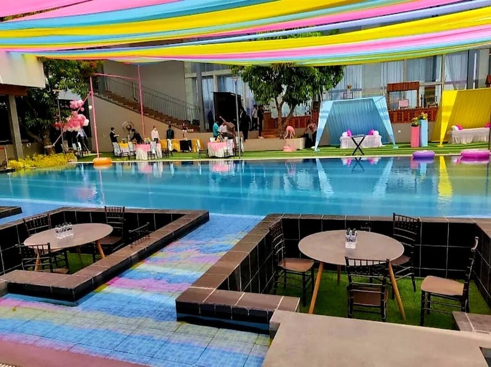 the democracy hotel and resorts