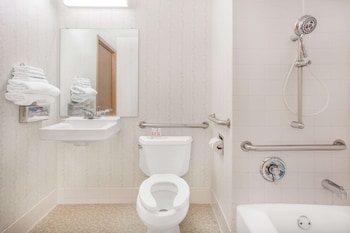 days inn by wyndham marquette