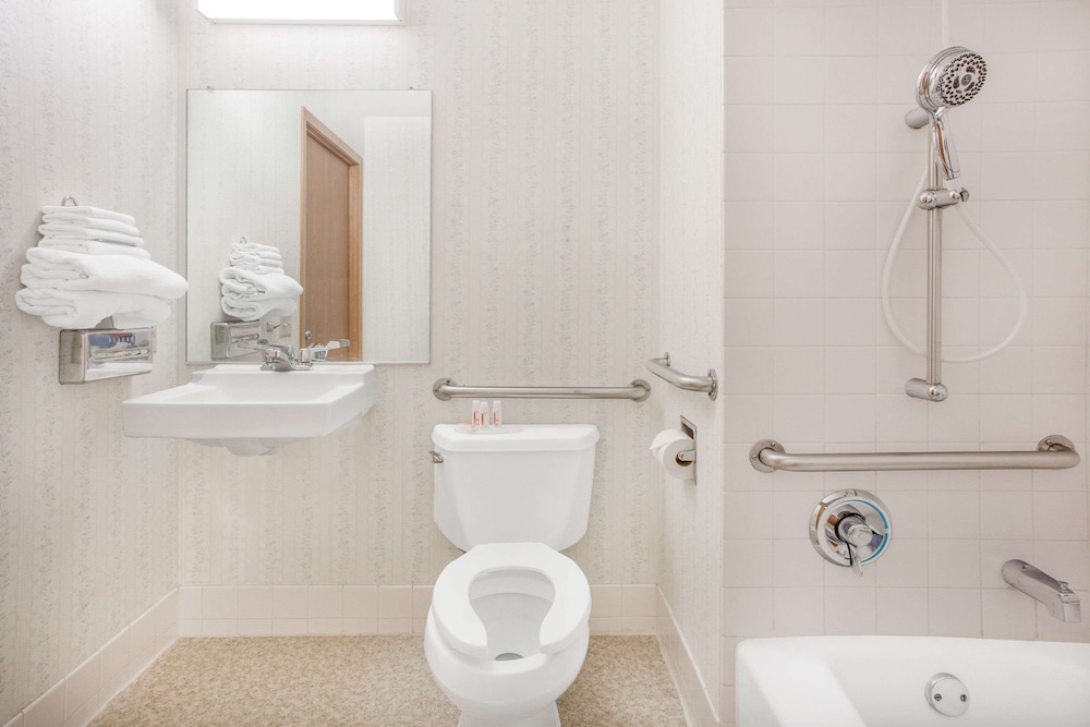 days inn by wyndham marquette