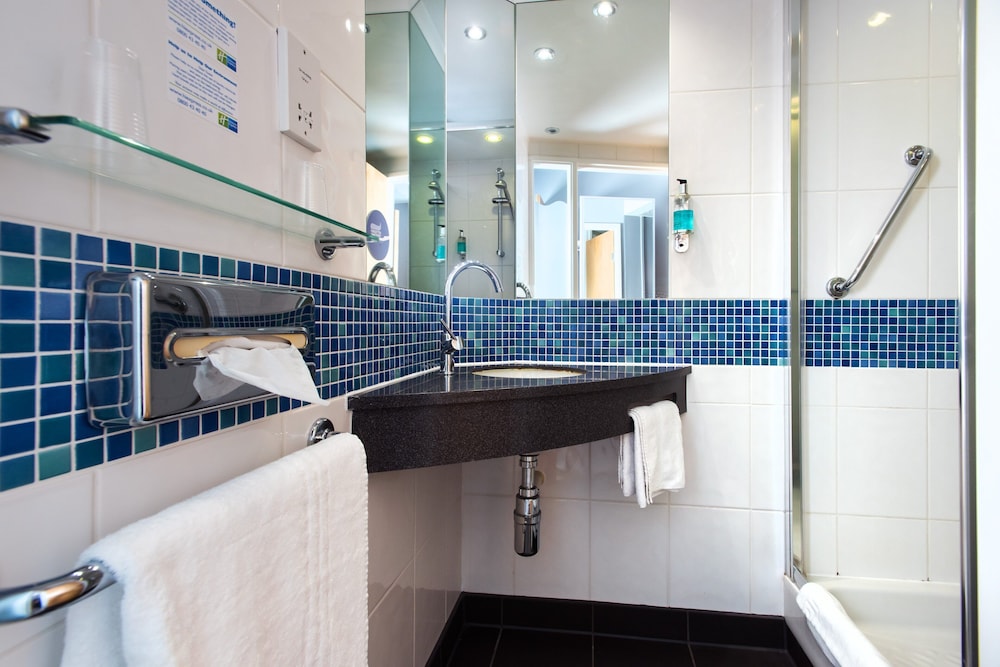 holiday inn express leeds city centre armouries by ihg