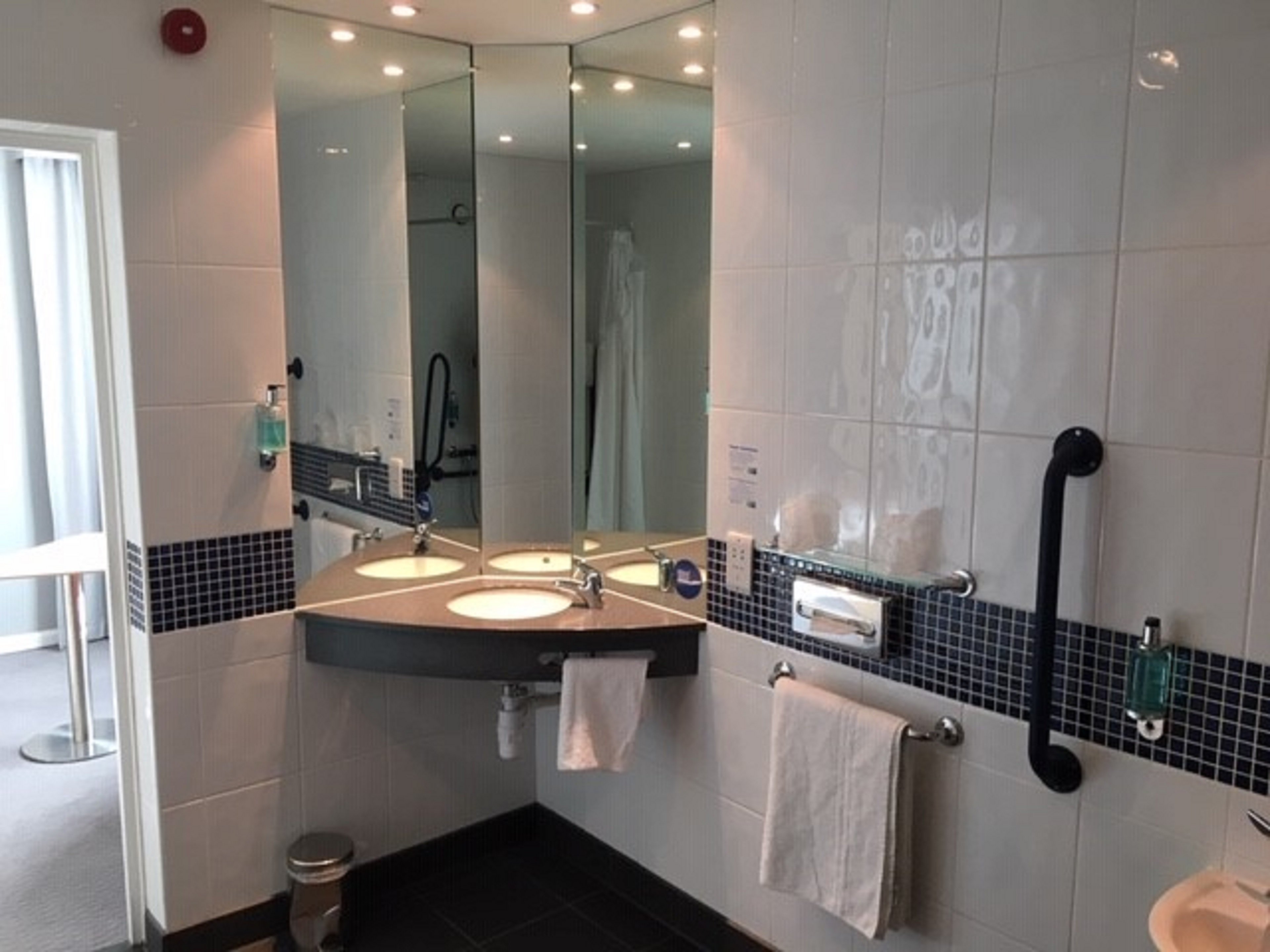 holiday inn express leeds city centre armouries by ihg