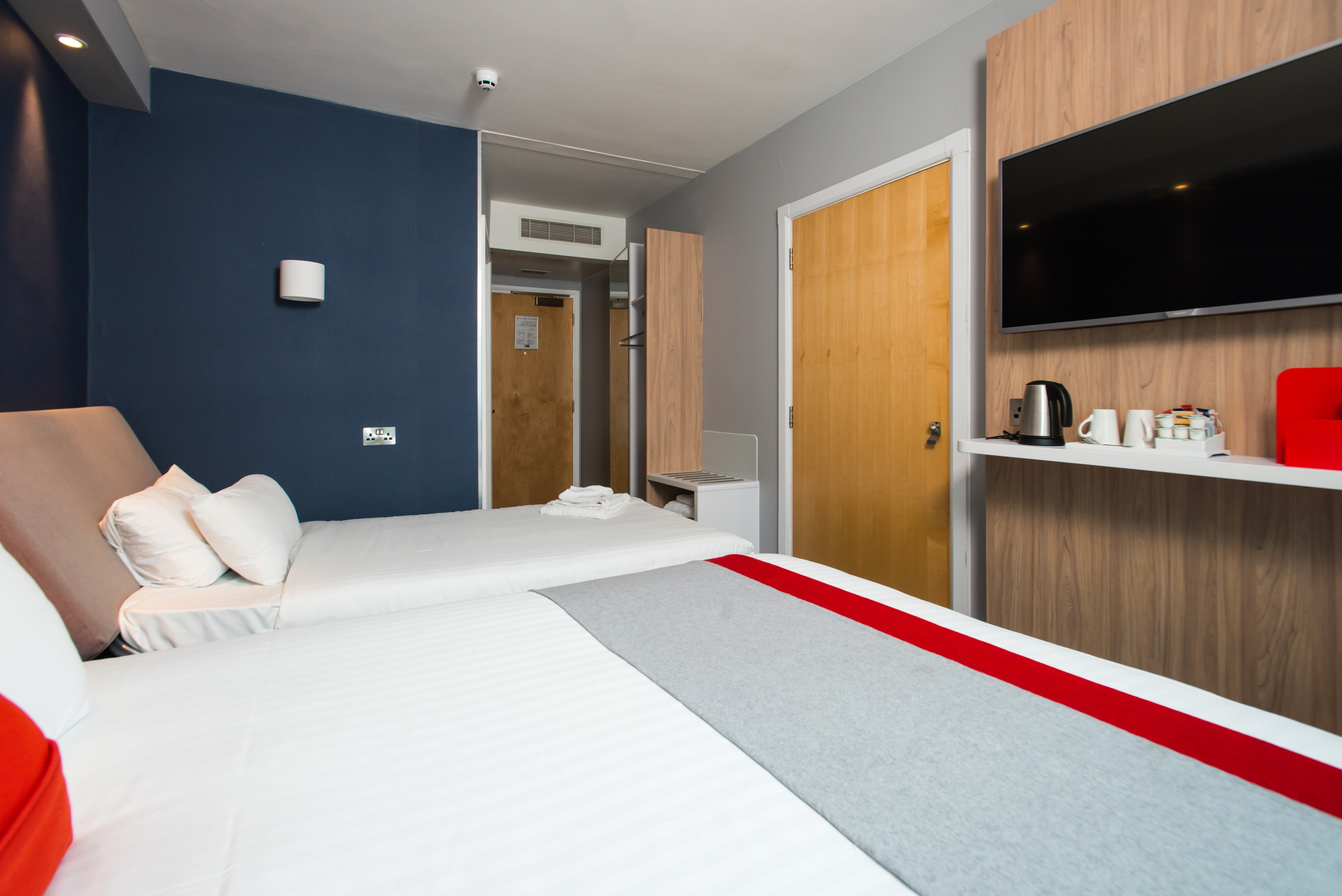 holiday inn express leeds city centre armouries by ihg