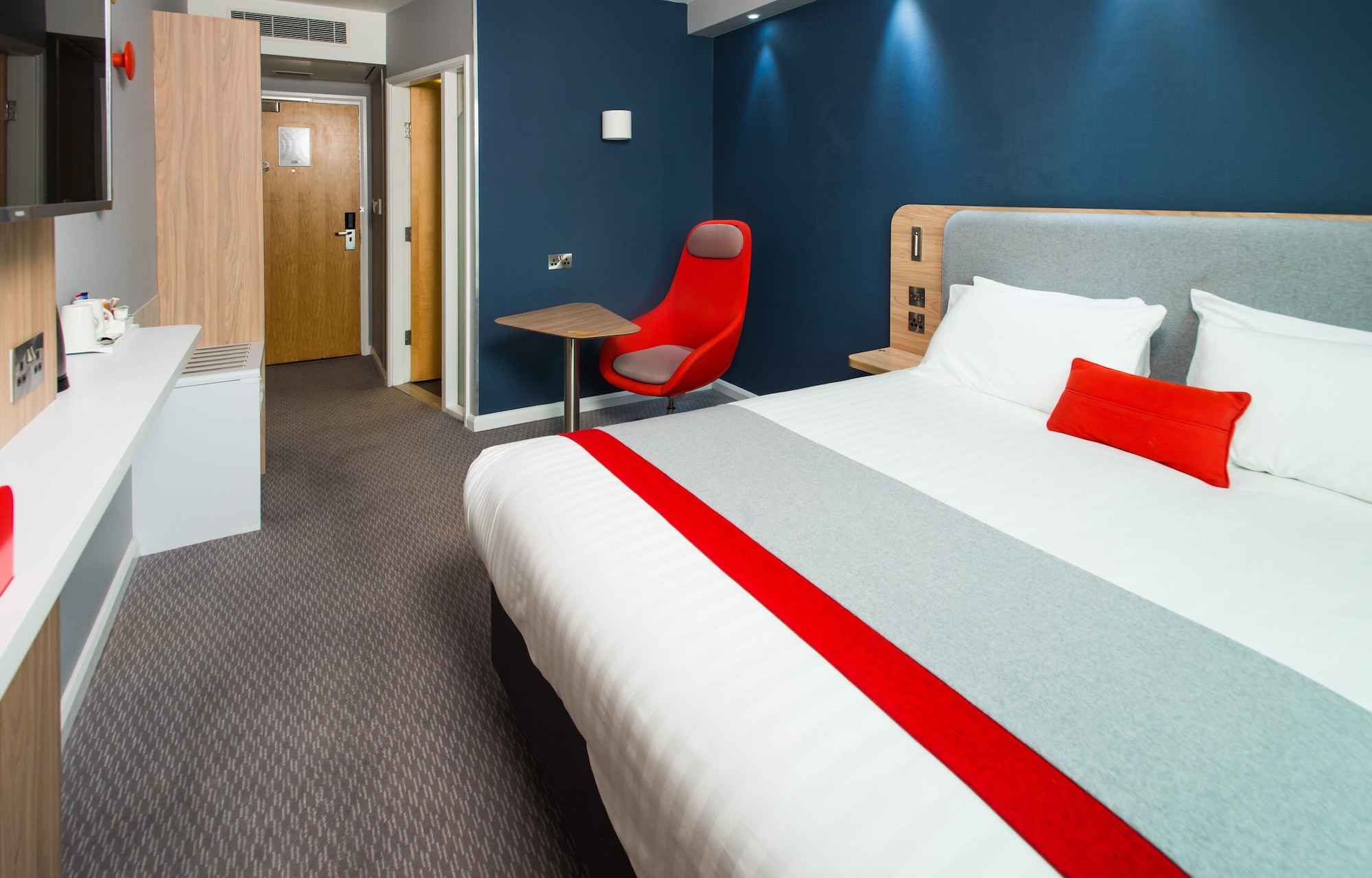 holiday inn express leeds city centre armouries by ihg
