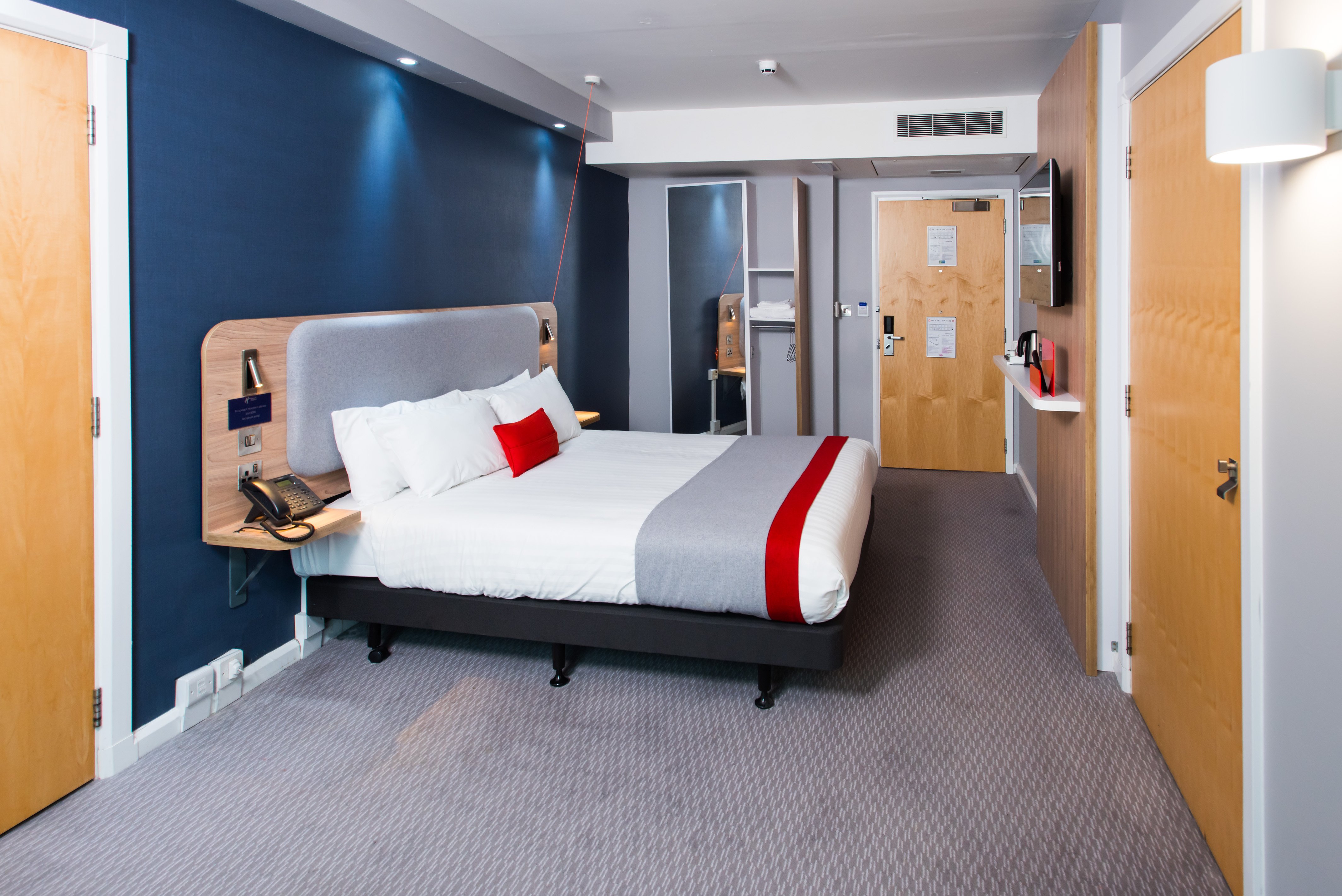 holiday inn express leeds city centre armouries by ihg