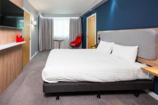 holiday inn express leeds city centre armouries by ihg