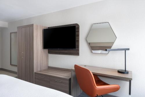 holiday inn express atlanta west theme park by ihg