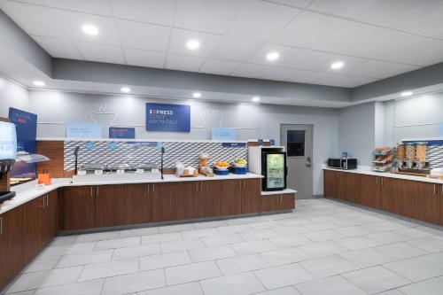 holiday inn express atlanta west theme park by ihg