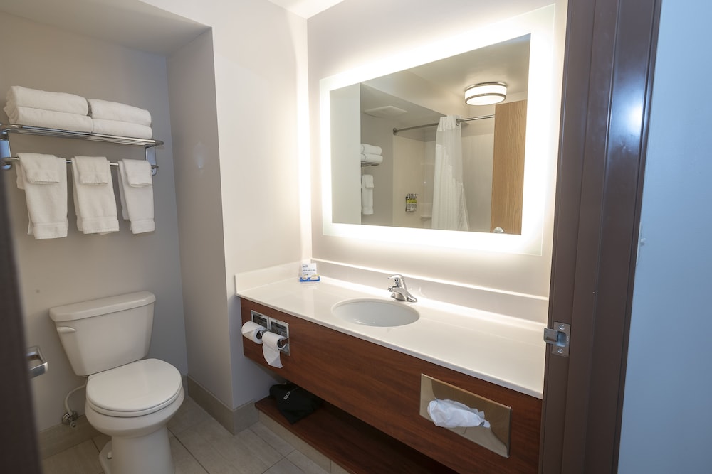 holiday inn express hotel and suites iron mountain by ihg