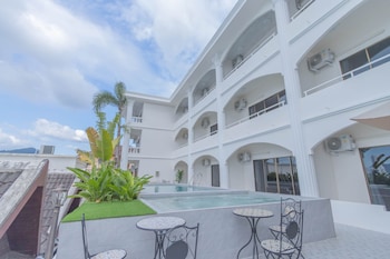 Roomquest The Peak Patong Hill,,4 star