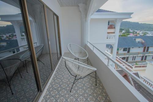 roomquest the peak patong hill