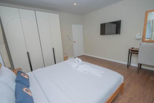 roomquest the peak patong hill