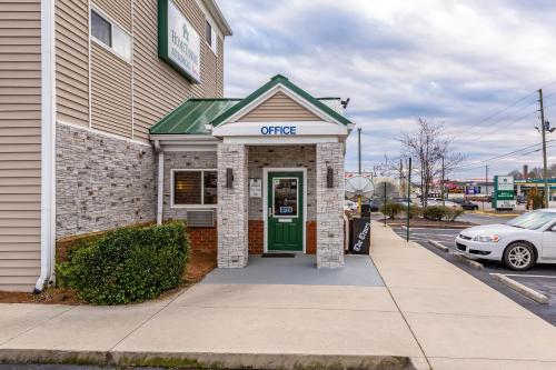 hometowne studios by red roof gainesville ga