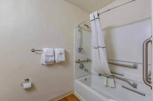 hometowne studios by red roof gainesville ga