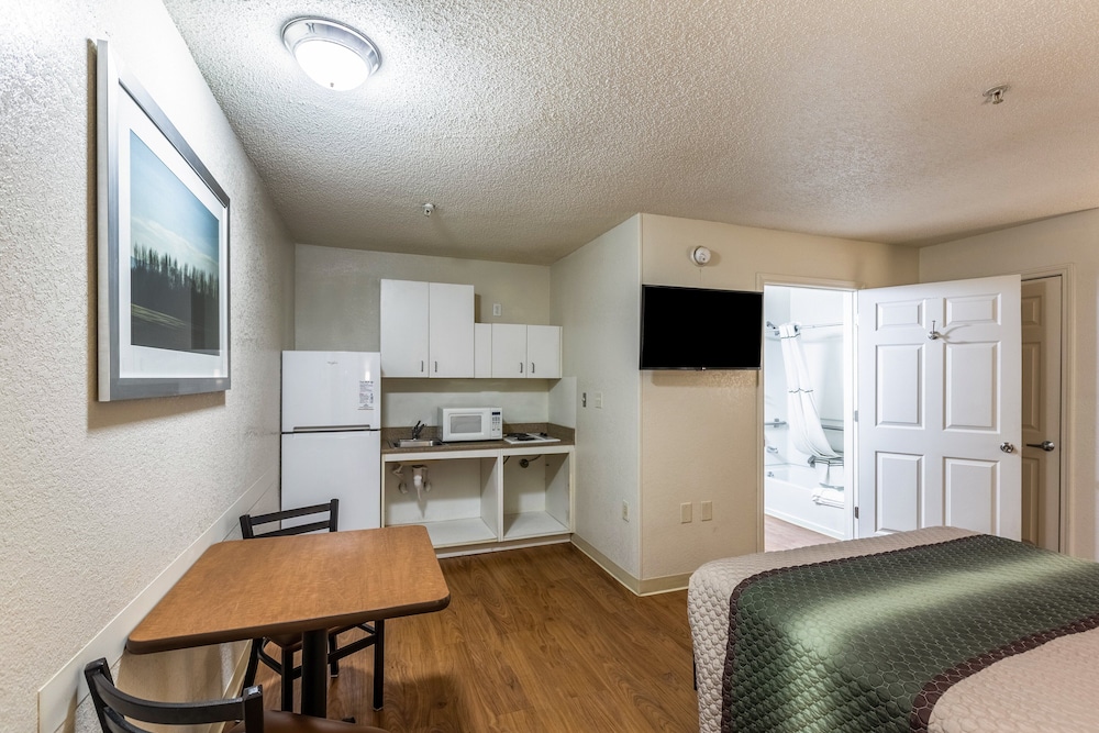 hometowne studios by red roof gainesville ga